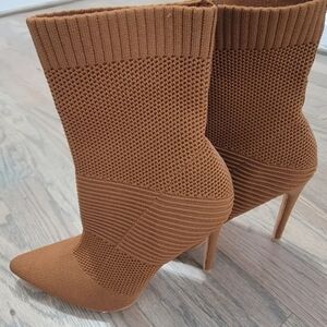 Chic Tan Knit Heeled Boots